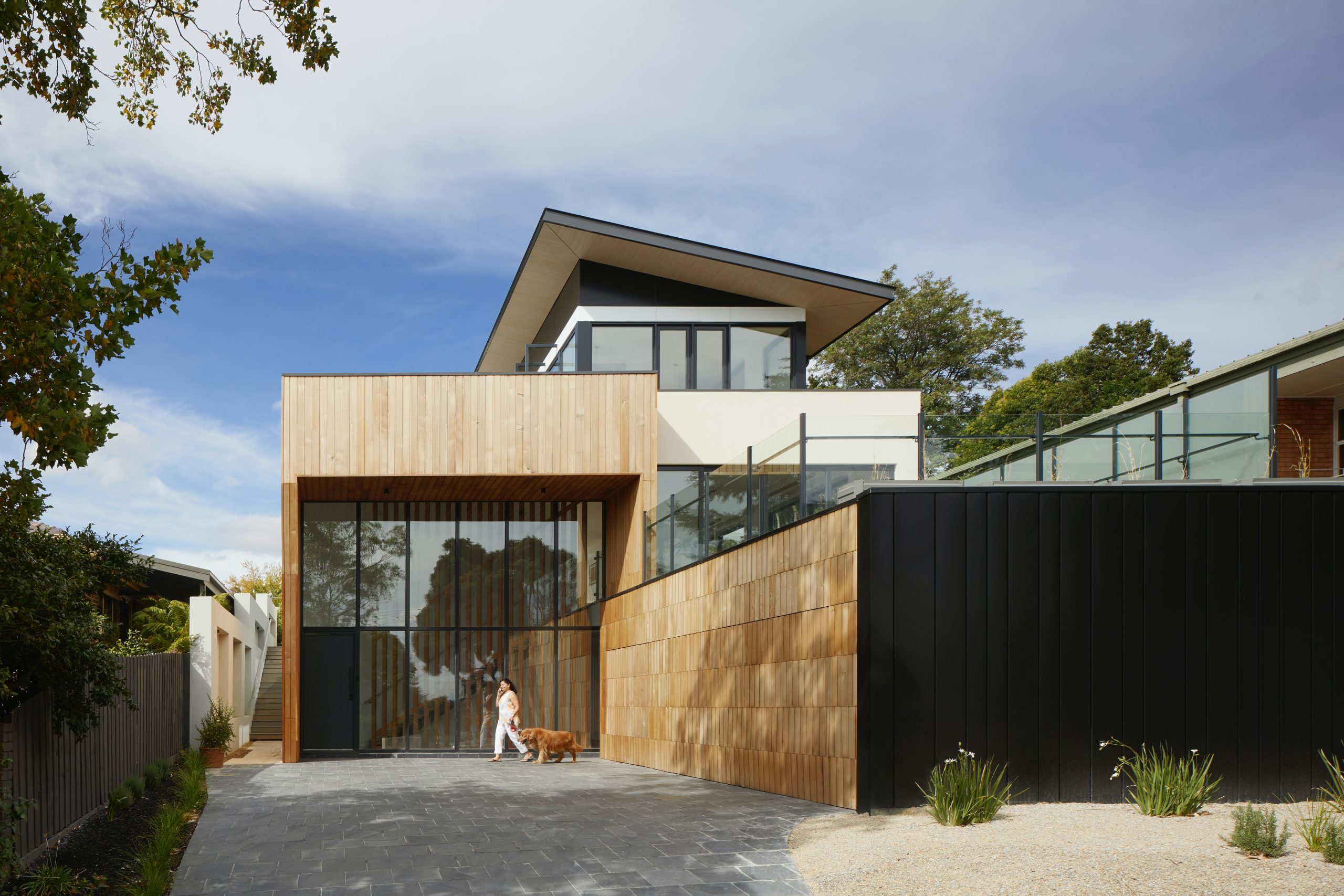 r-architecture-wJAOeXvxudM-unsplash